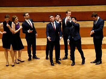 Briten nehmen sich nicht gerne allzu ernst: Opernparodie der Sänger von "Voces 8" bei ihrem Staunen erregenden Konzert im Rahmen des Bad Kissinger Winterzaubers. Foto: Gerhild Ahnert