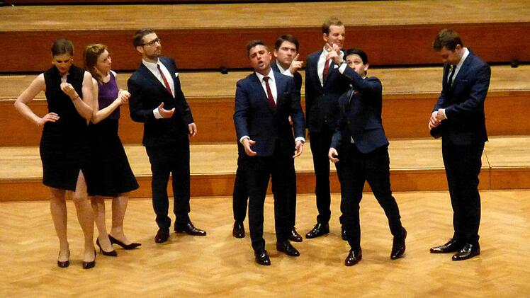 Briten nehmen sich nicht gerne allzu ernst: Opernparodie der Sänger von "Voces 8" bei ihrem Staunen erregenden Konzert im Rahmen des Bad Kissinger Winterzaubers. Foto: Gerhild Ahnert