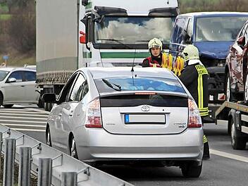 Wer hat hier einen Fehler gemacht? Einsatzkräfte der Feuerwehr Scheßlitz müssen den Weg frei für Autofahrer machen, die entgegen der Fahrtrichtung die A 70 an der Ausfahrt Scheßlitz befahren. "Es käme niemand auf die Idee, auf der Autobahn zu wenden", dachte Feuerwehrkommandant Claus Freudensprung davor. Doch sollte er sich täuschen. Die Falschfahrer zeigten auch noch großes Unverständnis.  Foto: Feuerwehr Scheßlitz