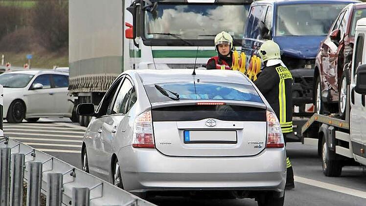 Wer hat hier einen Fehler gemacht? Einsatzkräfte der Feuerwehr Scheßlitz müssen den Weg frei für Autofahrer machen, die entgegen der Fahrtrichtung die A 70 an der Ausfahrt Scheßlitz befahren. "Es käme niemand auf die Idee, auf der Autobahn zu wenden", dachte Feuerwehrkommandant Claus Freudensprung davor. Doch sollte er sich täuschen. Die Falschfahrer zeigten auch noch großes Unverständnis.  Foto: Feuerwehr Scheßlitz