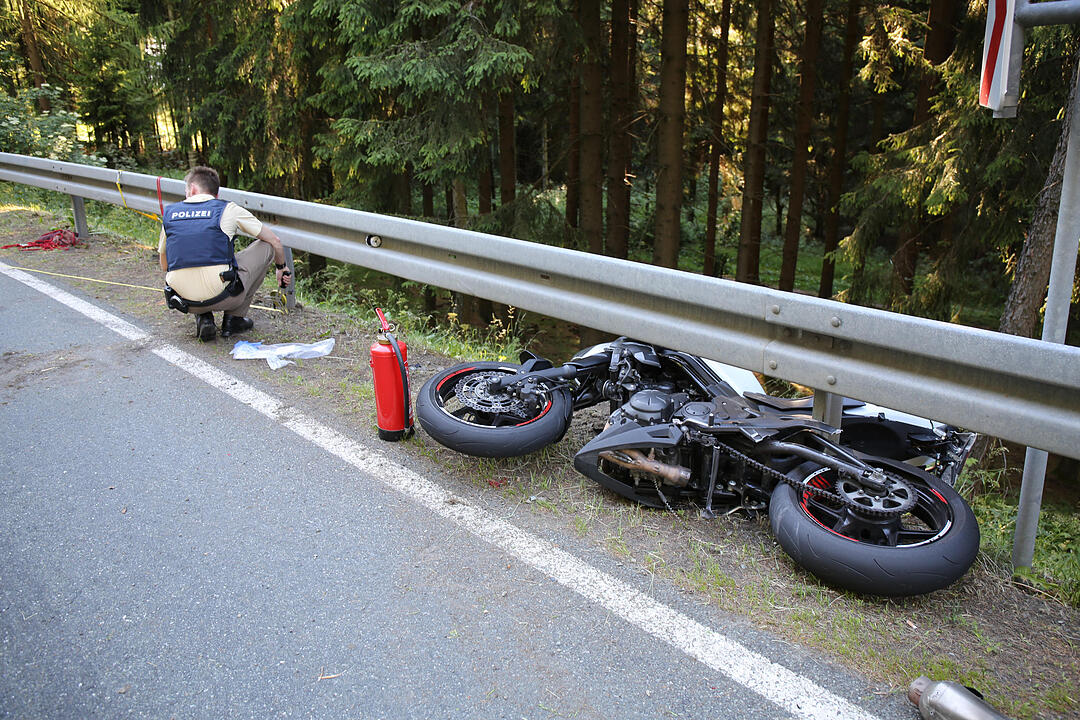 Kreis Hof: 25-Jähriger verliert Kontrolle über Motorrad