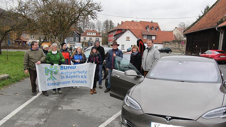 Der Bund Naturschutz präsentierte im Rahmen seiner Aktionswoche erneuerbare Energien auch Elektrofahrzeuge von privaten Besitzern wie etwas (rechts) den Tesla S von Oliver Kraus (Erster von rechts) aus Stockheim. Neben ihm die Kronacher Vorsitzende  Elisabeth Hofmann.  Rainer Glissnik