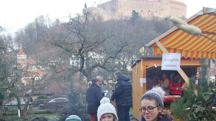 Britta Müller mit    ihren Kindern Karla (6) und Frieder (4) beim Stockbrotbraten vor der alten Villa.