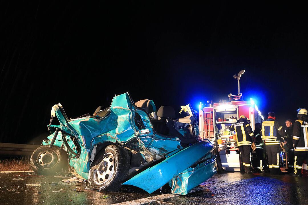 Drei Fahrzeuge krachen in Unfallstelle