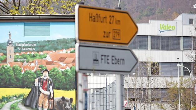 Zur Tradition Eberns gehört nicht nur der Türmer (links dargestellt auf einem Stromhäuschen in der Andreas-Humann-Straße), sondern auch die enge Bindung der Stadt-Finanzen an die Entwicklungen beim größten Arbeitgeber der Region, namens Kugelfischer, FTE und neuerdings Valeo. Die Gewerbesteuereinbrüche für 2019 sind dramatisch. Foto: Eckehard Kiesewetter