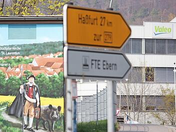 Zur Tradition Eberns gehört nicht nur der Türmer (links dargestellt auf einem Stromhäuschen in der Andreas-Humann-Straße), sondern auch die enge Bindung der Stadt-Finanzen an die Entwicklungen beim größten Arbeitgeber der Region, namens Kugelfischer, FTE und neuerdings Valeo. Die Gewerbesteuereinbrüche für 2019 sind dramatisch. Foto: Eckehard Kiesewetter