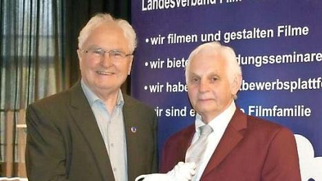 Klaus Fleischmann (rechts) und Manfred Scholz wurden bei den 40. Bayerischen Amateurfilm-Festspielen (BAF) in Dorfen mit einem "Bayerischen Löwen" ausgezeichnet. Foto: p