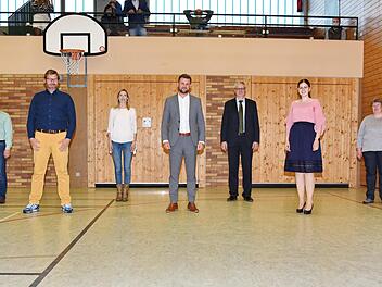 Die neu vereidigten Gemeinderäte von Hausen (von links):  Matthias Mauser  (Die Grünen), Thomas Schmitt (UWG), Corina Grimm (CSU), Maximilian Schmitt  (JUW), Bürgermeister  Bernd Ruppert, Kristina Lindner (Die Grünen) und Heike Wagner  (CSU) Foto: Karl Heinz Wirth