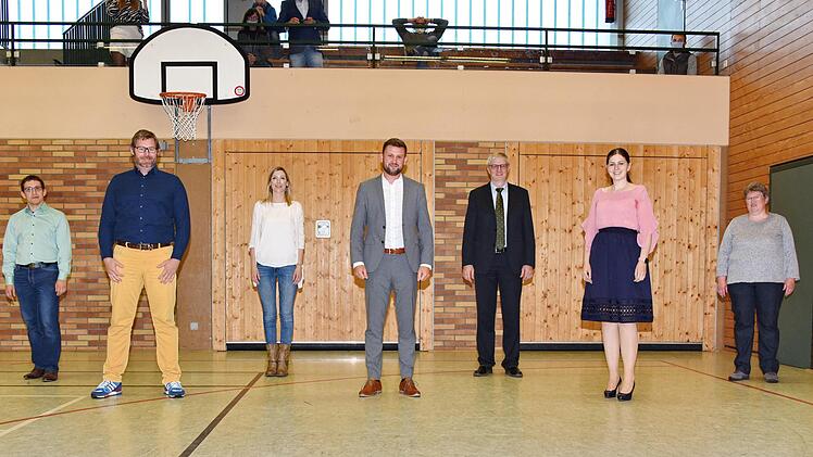 Die neu vereidigten Gemeinderäte von Hausen (von links):  Matthias Mauser  (Die Grünen), Thomas Schmitt (UWG), Corina Grimm (CSU), Maximilian Schmitt  (JUW), Bürgermeister  Bernd Ruppert, Kristina Lindner (Die Grünen) und Heike Wagner  (CSU) Foto: Karl Heinz Wirth
