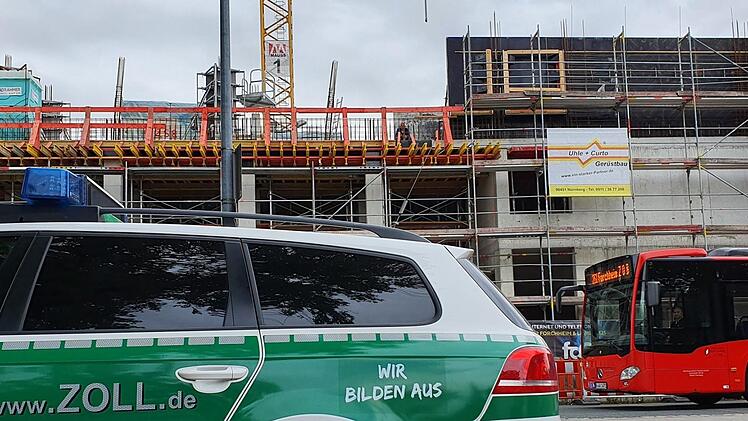 Am Mittwoch morgen musste die Arbeit im Postquartier ruhen: Zöllner aus Schweinfurt ermittelten auf der Baustelle.  Foto: Ronald Heck