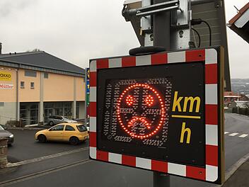 In den vergangenen Monaten wurden in etlichen Hammelburger Straßen - hier in der Friedhofsstraße - mit mobilen Messgeräten die Zahl und die Geschwindigkeit der Fahrzeuge erfasst. Wann die Ergebnisse vorgestellt werden, ist - auch wegen Corona - noch völlig offen. Foto: Ralf Ruppert
