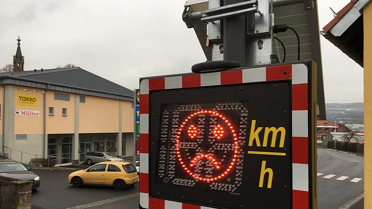 In den vergangenen Monaten wurden in etlichen Hammelburger Straßen - hier in der Friedhofsstraße - mit mobilen Messgeräten die Zahl und die Geschwindigkeit der Fahrzeuge erfasst. Wann die Ergebnisse vorgestellt werden, ist - auch wegen Corona - noch völlig offen. Foto: Ralf Ruppert