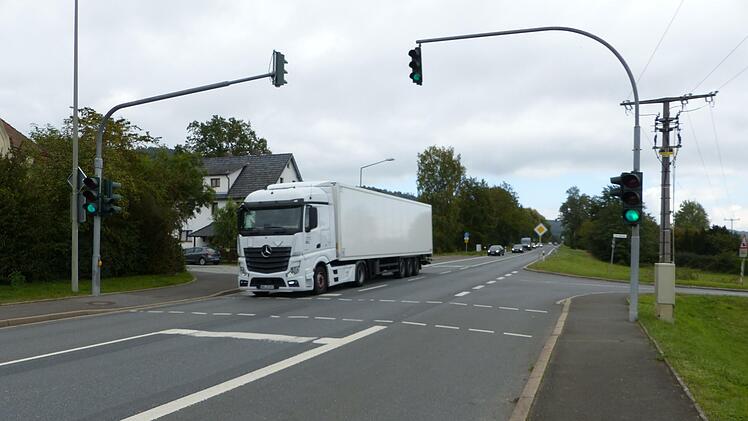 Die Kreuzung der Ludwigschorgaster Ortsstraßen mit der Bundesstraße 303 soll im nächsten Jahr ausgebaut werden. Vorbilder sind die neu gestalteten Kreuzungen bei Rugendorf-Zettlitz und Wirsberg.