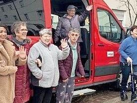 Die Freude &uuml;ber das neue Fahrzeug ist gro&szlig; bei Regens Wagner Burgkunstadt.