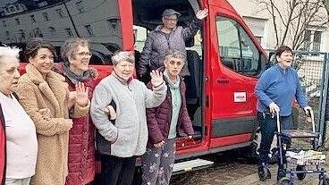 Die Freude &uuml;ber das neue Fahrzeug ist gro&szlig; bei Regens Wagner Burgkunstadt.