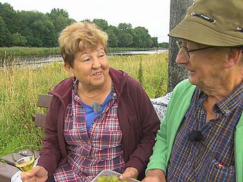 Bei einem Picknick planen Katharina und Walter die Zeit nach der Hofwoche.