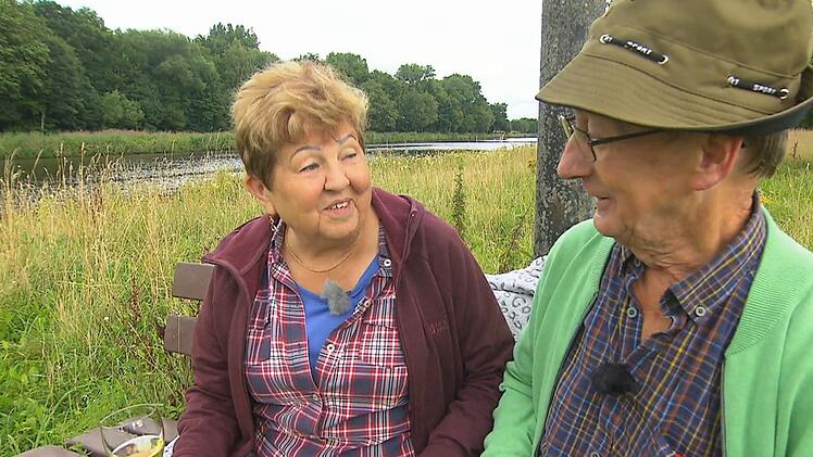 Bei einem Picknick planen Katharina und Walter die Zeit nach der Hofwoche.