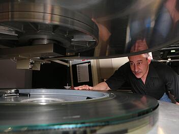 Betriebsratsvorsitzender Christian Euler an der so genannten Telleranlage des Projektors für Kino 3, mit deren Hilfe analoge Filme abgespielt werden.  Foto: Matthias Hoch