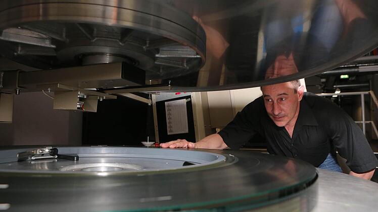 Betriebsratsvorsitzender Christian Euler an der so genannten Telleranlage des Projektors für Kino 3, mit deren Hilfe analoge Filme abgespielt werden.  Foto: Matthias Hoch