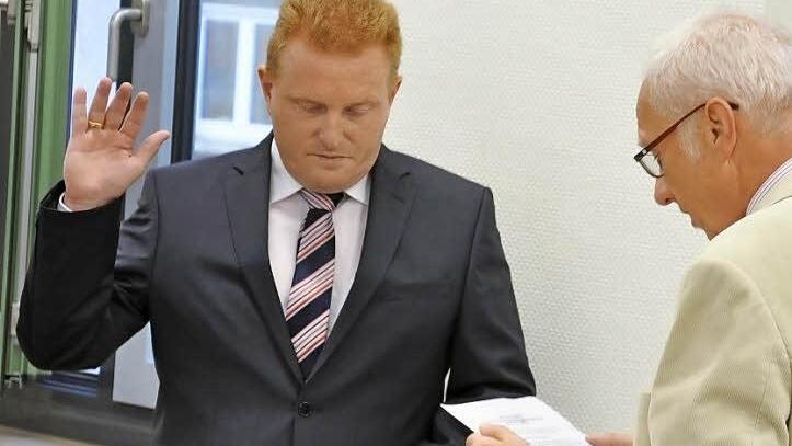 Vereidigung: Gemeinderat Diethard Dittmar mit Bürgermeister Matthias Klement Fotos: Daniel Wiener