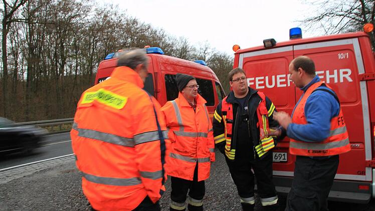 Feuerwehrmänner aus Nüdlingen und Münnerstadt bei der Einsatzbesprechung an der Pyramide.