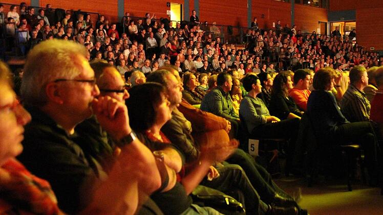 Die Aischtalhalle war ausverkauft: 1100 Zuschauer wolten Michl Müller sehen. Foto: Andreas Dorsch