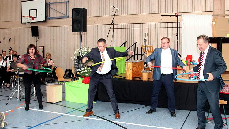 Hula-Hoop: von links Rektorin Sieglinde Gröger, Bürgermeister Karsten Fischkal, Pfarrer Thomas Ringer und Landrat Alexander Tritthart