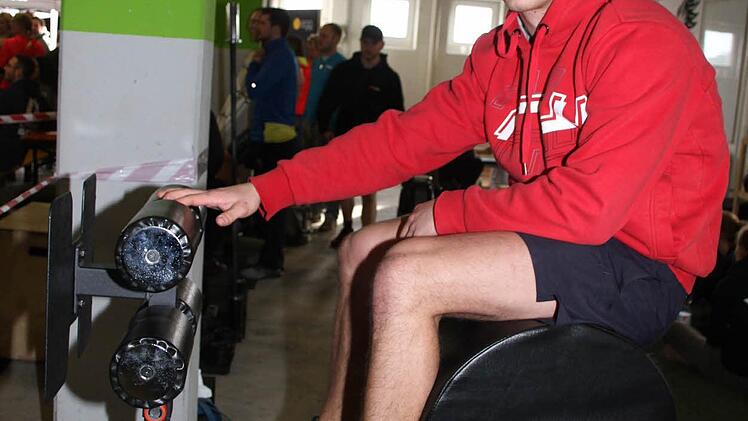 Aufwärmtraining für Philipp Koch aus Chemnitz Philipp Koch macht seit einem Jahr Cross-Fit, für ihn ist die "Battle" in Kulmbach die erste, aber sicherlich nicht die letzte. Foto: Sonja Adam