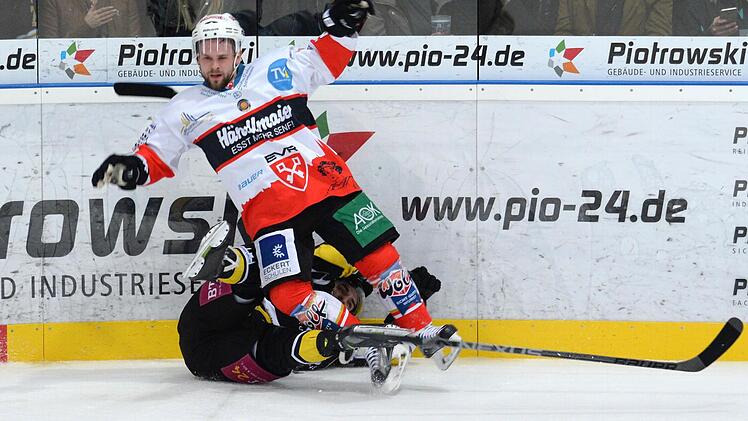 Stefan Reiter bringt den Regensburger Tomas Gulda zu Fall. Foto: Peter Mularczyk