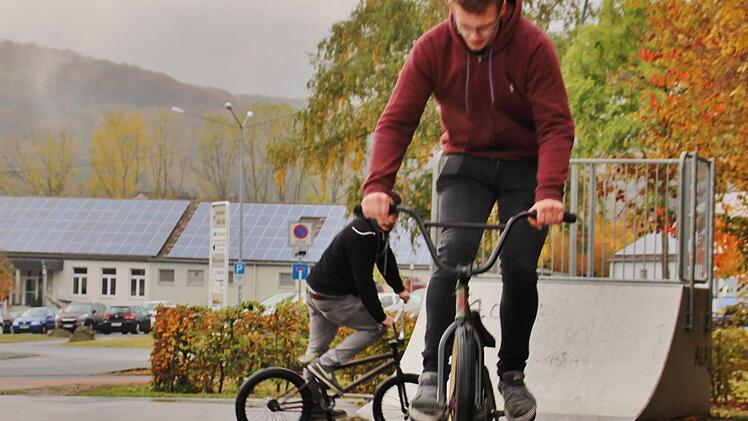 Jannis und Renè mit Anlauf zu Quaterpipe und Manual Pad. Foto: Werner Vogel