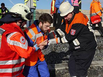 Die Arbeit lief Hand in Hand, bei der Kommunikation gab es noch Verbesserungsbedarf: Bei der Übung Mitte Oktober auf der  Froschgrundsee-Brücke  bei Schönstädt zeigte sich, dass Feuerwehren und Rettungsdienste gute Arbeit leisten können. Aber auch, dass  es in gewissen Bereichen noch Gesprächsbedarf gibt.Berthold Köhler
