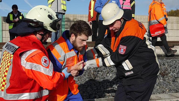 Die Arbeit lief Hand in Hand, bei der Kommunikation gab es noch Verbesserungsbedarf: Bei der Übung Mitte Oktober auf der  Froschgrundsee-Brücke  bei Schönstädt zeigte sich, dass Feuerwehren und Rettungsdienste gute Arbeit leisten können. Aber auch, dass  es in gewissen Bereichen noch Gesprächsbedarf gibt.Berthold Köhler