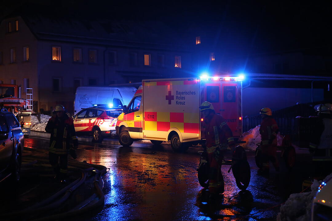 Dachstuhlbrand nahe Helmbrechts in Oberfranken hält Feuerwehr in Atem