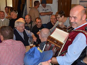 Ingo Singer (vorne) und Peter Persin (an der Tuba im Hintergrund) sorgten mit ihrer Wirtshausmusik für beste Unterhaltung am traditionellen Martinimontag in der Braustube Heller.  Fotos: Bernhard Panzer