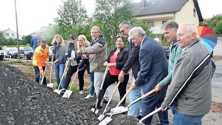 Schotter machte es den Beteiligten nicht eben einfach. Den Spatenstich übernahmen neben den drei Bürgermeistern Werner Riegel, Harald Pascher und Jürgen Hennemann, der Rummelsberger Diakon Günter Schubert (von rechts) sowie Architekt Klaus Gick (Sechster von rechts), Vertreter der Planungs- und Baubüros und des Stadtrats.