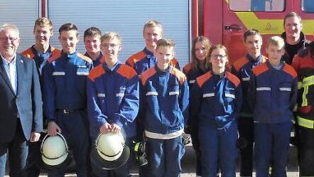 Der erfolgreiche Sander FFW-Nachwuchs mit den Vertretern der Feuerwehr und der Gemeinde  Foto: FFW Sand