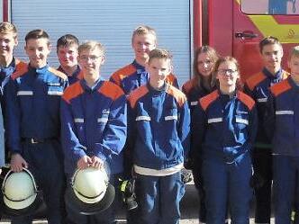 Der erfolgreiche Sander FFW-Nachwuchs mit den Vertretern der Feuerwehr und der Gemeinde  Foto: FFW Sand