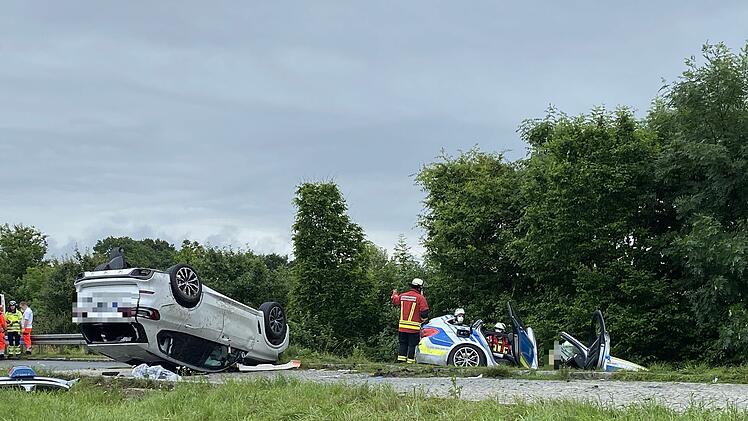 Schwerer Unfall mit Streifenwagen auf der A6: Zwei Polizeibeamte verletzt