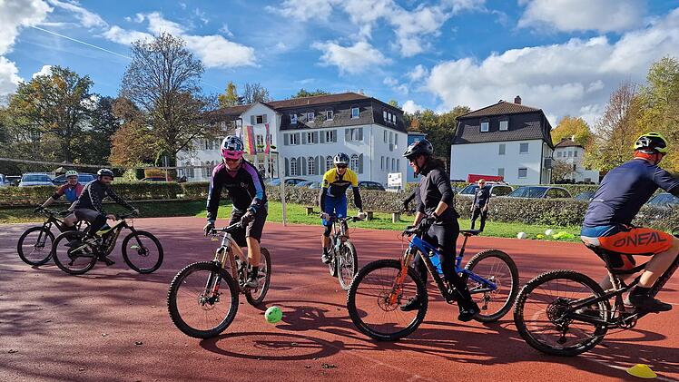Geschicklichkeit auf dem Rad ist erforderlich um den Ball ins gegenerische Tor zu bringen.