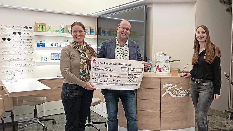 Bei der Spenden&uuml;bergabe: (von links) Simone M&uuml;ller, Jochen K&ouml;llmer und Juliane K&ouml;llmer