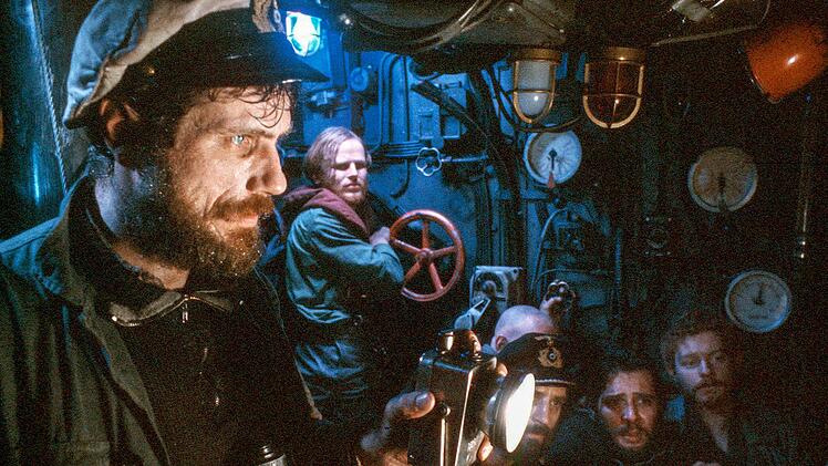 Der Sauerstoff wird knapp an Bord der U-96: Kapit&auml;n Hellriegel (J&uuml;rgen Prochnow, von links) und Kriegsberichterstatter Werner (Herbert Gr&ouml;nemeyer) hoffen auf ein Wunder.