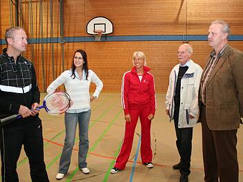 Sport bewegt - nicht nur Sportlehrer Peter Baum vom Gymnasium (links) sondern auch die Initiatoren von "Sport meets fun", Gerald Brehm, Hannes Kopp, Sabine Gerner und Julia Weiland (v. r.). Foto: See