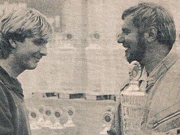 Rennleiter Ernst Plannasch überreicht Klaus Hoffmann den Siegerpokal. Wir schreiben das Jahr 1985.  Foto: Archiv