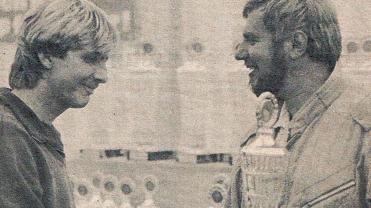 Rennleiter Ernst Plannasch überreicht Klaus Hoffmann den Siegerpokal. Wir schreiben das Jahr 1985.  Foto: Archiv