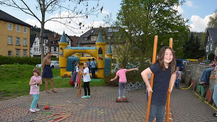 Viel Spaß hatten die Kinder in der Hüpfburg und beim vom Arbeitskreis familienfreudiger Markt Pressig erstellten Spielprogramm und den Spielgeräten. Foto: K.-H. Hofmann