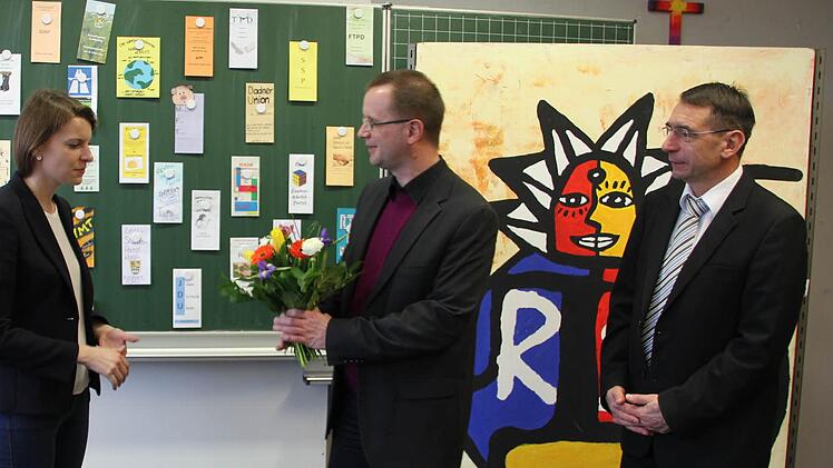 Thomas Hauptmann (Mitte) bedankte sich bei MdB Emmi Zeulner mit einem Blumenstrauß. Mit im Bild Rektor Uwe Schönfeld.