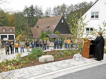 Pfarrerin Cornalia Meyer bei der Abschlussfeier zu den Dorferneuerungsmaßnahmen in Kleinbirkach Fotos: Konrad Götz