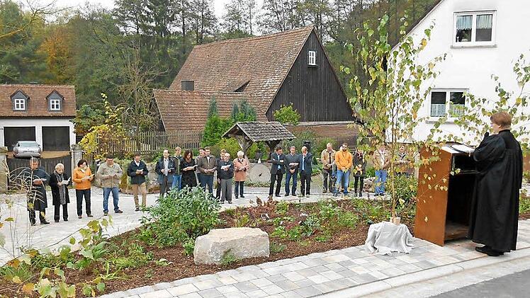 Pfarrerin Cornalia Meyer bei der Abschlussfeier zu den Dorferneuerungsmaßnahmen in Kleinbirkach Fotos: Konrad Götz
