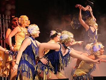 Mit der Geschichte von Bonnie & Clyde, Überfällen und Charleston brachte der krönende UKG-Showtanz zum Ende der Prunksitzung den Saal zum Toben.Foto: Gerd Schaar