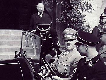 Am 19. Oktober 1935 besuchte Hitler Coburg und absolvierte zwei Termine: Er zeichnete den vormaligen Herzog Carl Eduard aus und trug sich ins "Goldene Ehrenbuch" der Stadt ein, deren Ehrenbürger er seit 1932 war. Foto: Archiv Harald Sandner
